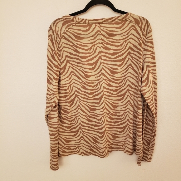 Banana Republic Relaxed Fit Long Sleeve Carmel/Tan Zebra Print T, size XL NWT - Picture 2 of 6